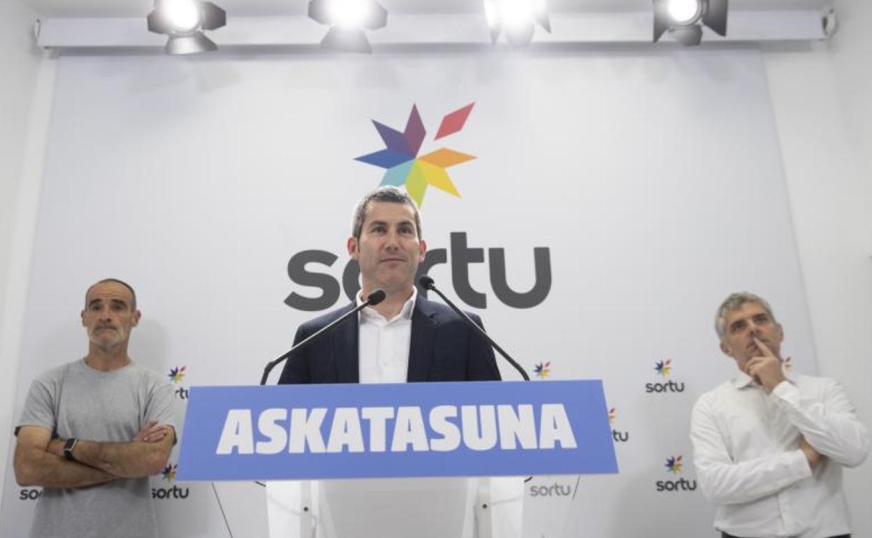 Atristain, Rodriguez y Reizabal, en rueda de prensa en Donostia. 