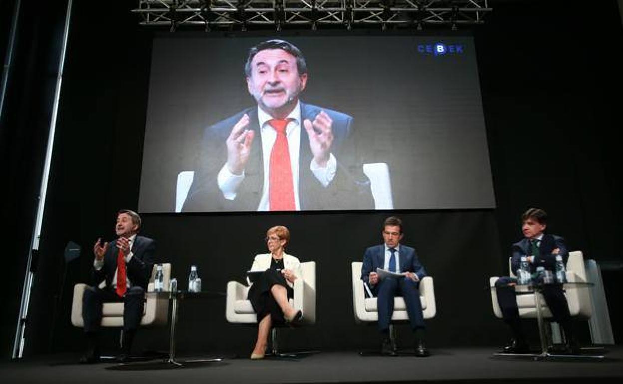 Josu Jon Imaz, durante su intervención en la mesa redonda. 