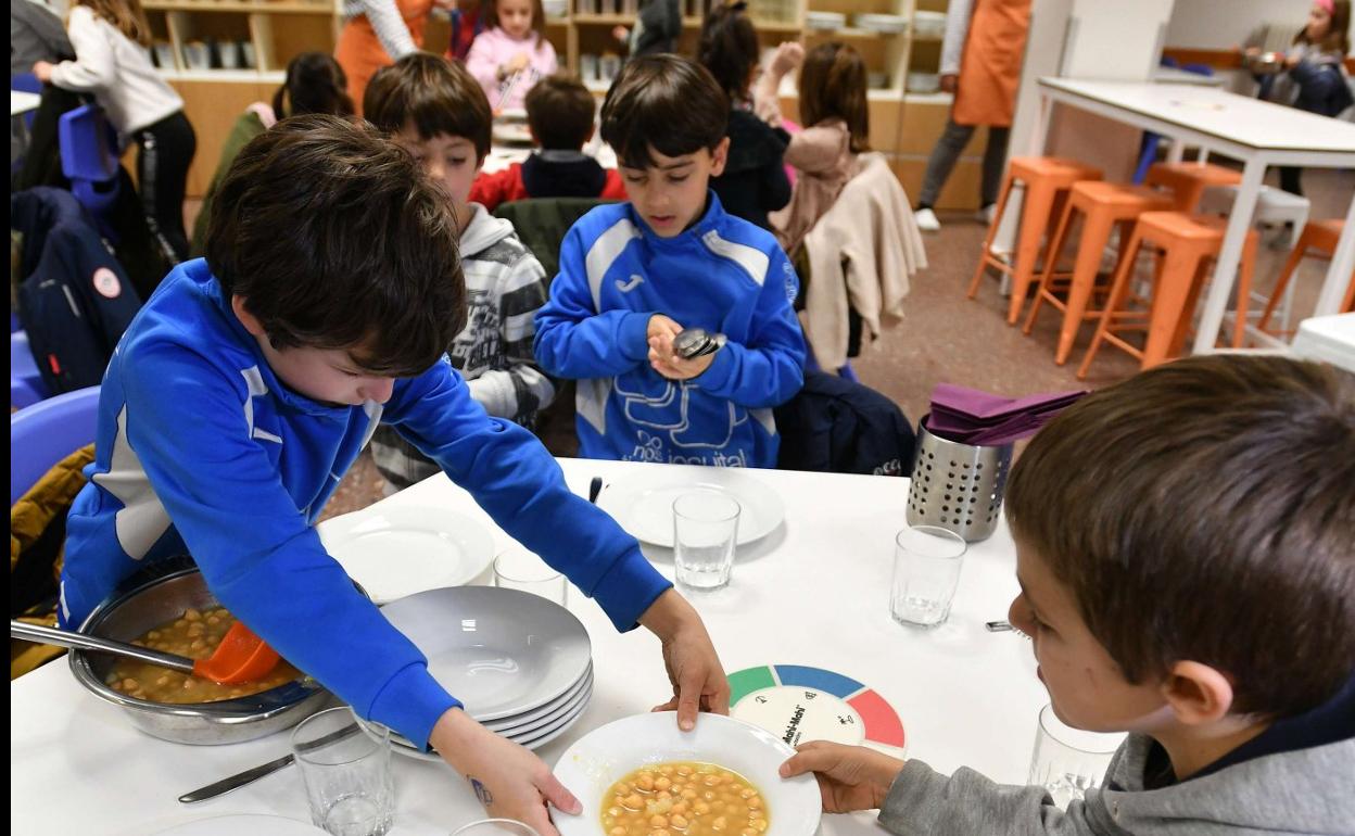 Varios chavales en la jangela de su centro escolar. 