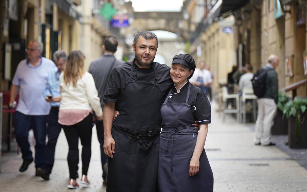 La pareja formda por Kasimov y Anzhela posa en la calle Portu de Donostia. 