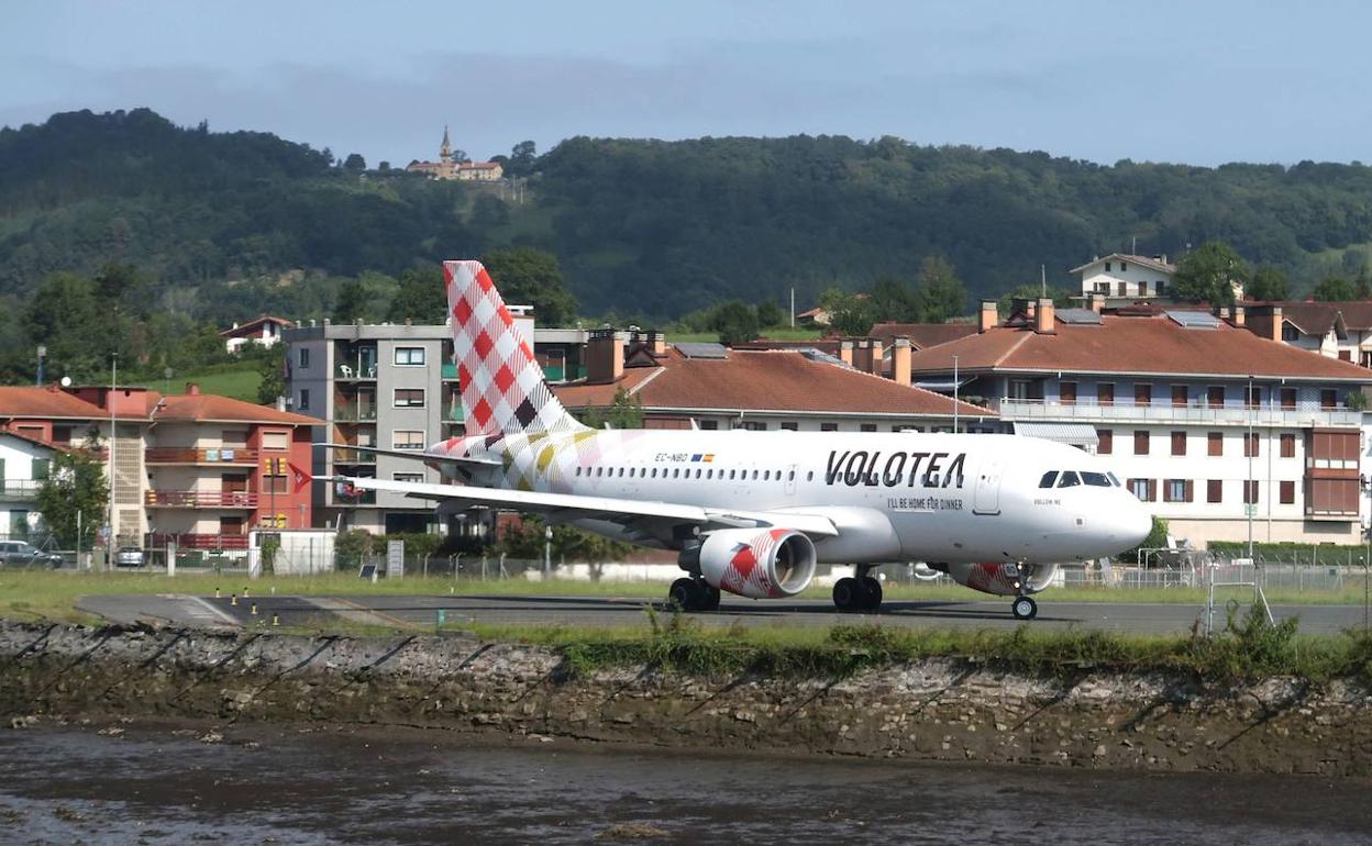 Avión de Volotea en la pista del aeropuerto de Hondarribia