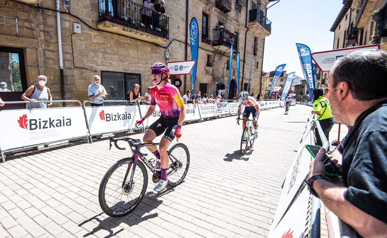 Vollering levanta los brazos en la llegada de Labastida.