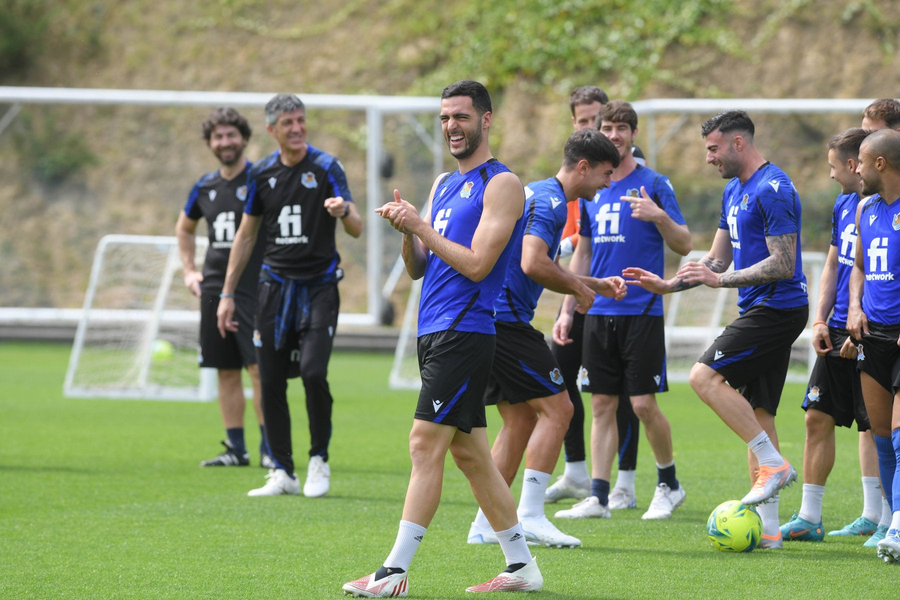 Merino, Zubimendi, Aritz, Rico, Gorosabel y Rafinha sonríen en el entrenamiento de este sábado en Zubieta. 