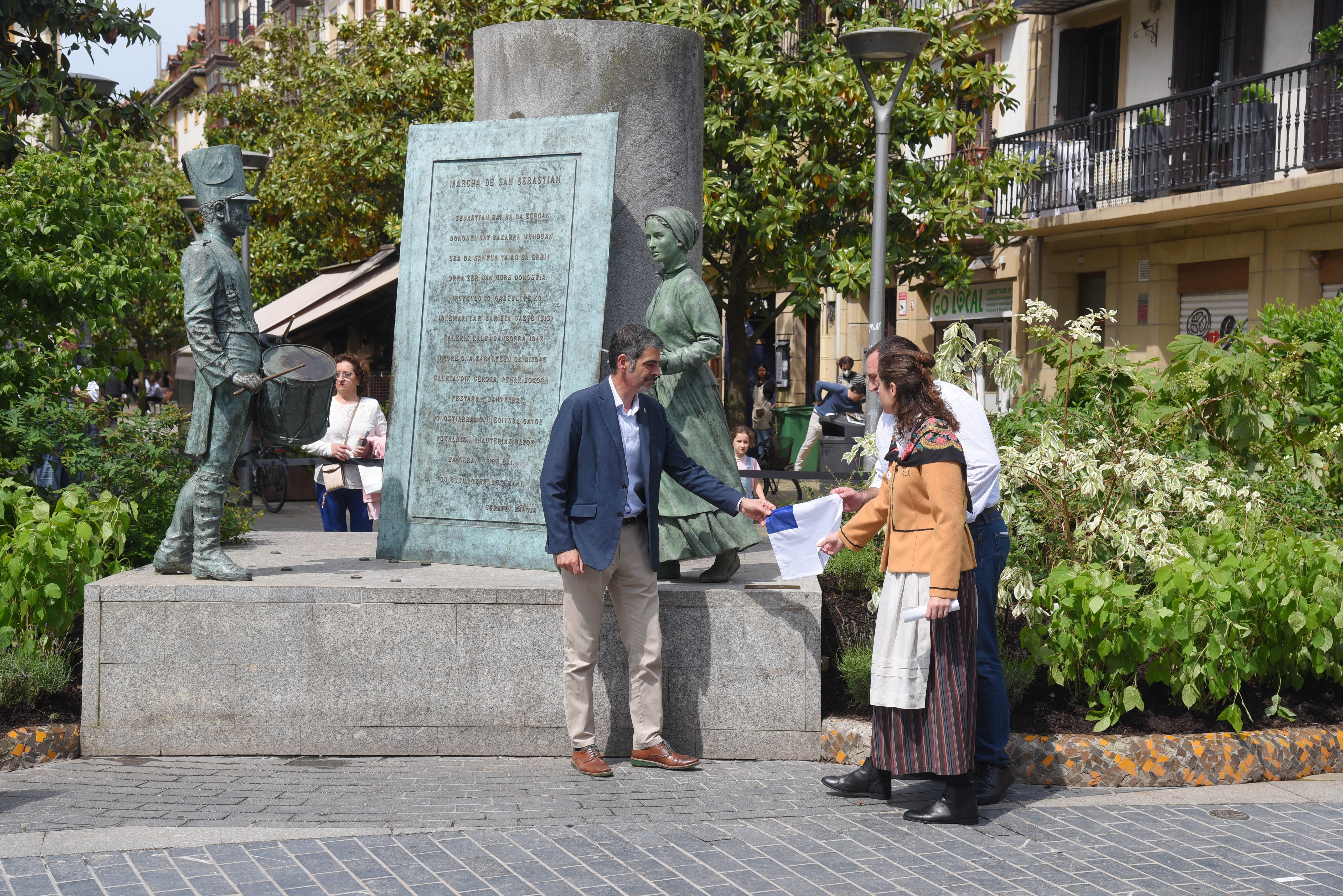 Fotos: Donostia da la bienvenida a la aguadora en la plaza Sarriegi