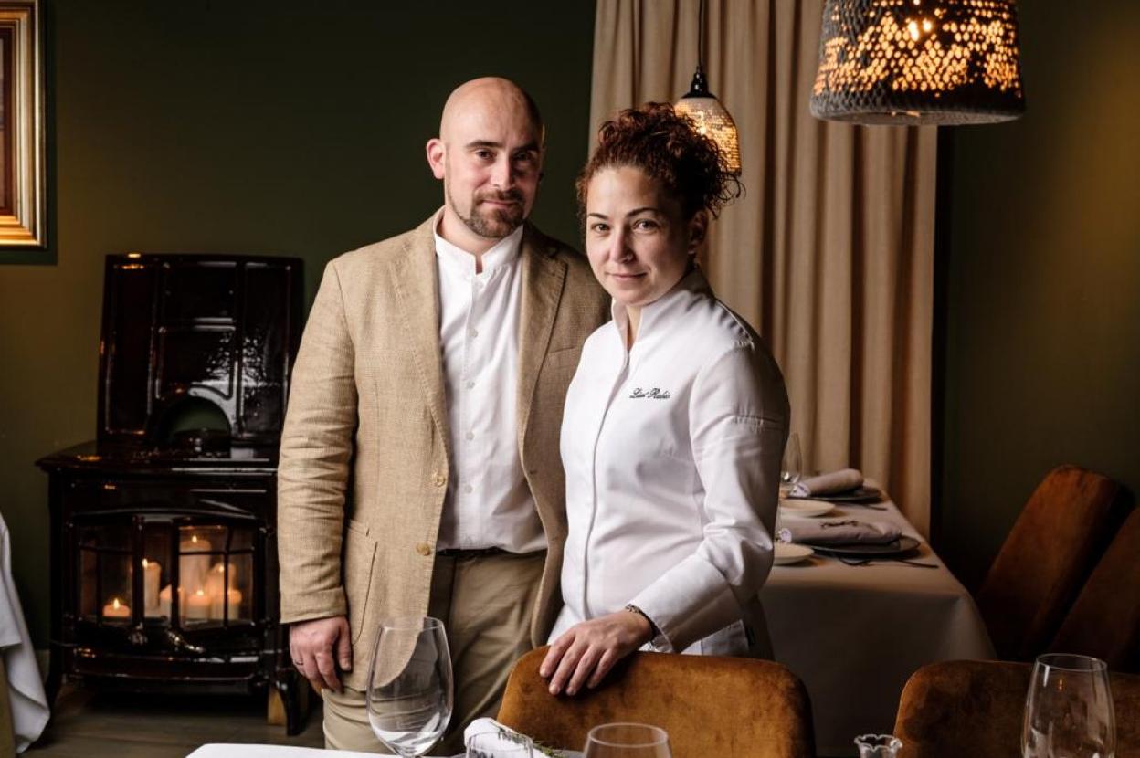 Moisés y Liset, capitanes de Las Terrazasde Sardalla, en el acogedor comedor de estereconoci do restaurante asturiano.