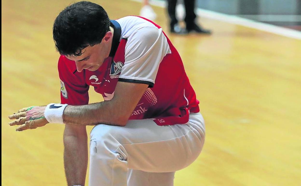 Jokin Altuna trata de reincorporarse en las tablas de contracancha ayer en el Bizkaia. 