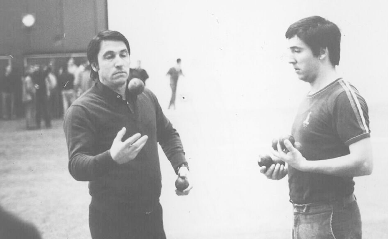 Los hermanos Modesto y Jexux Andueza, en una elección de material. 