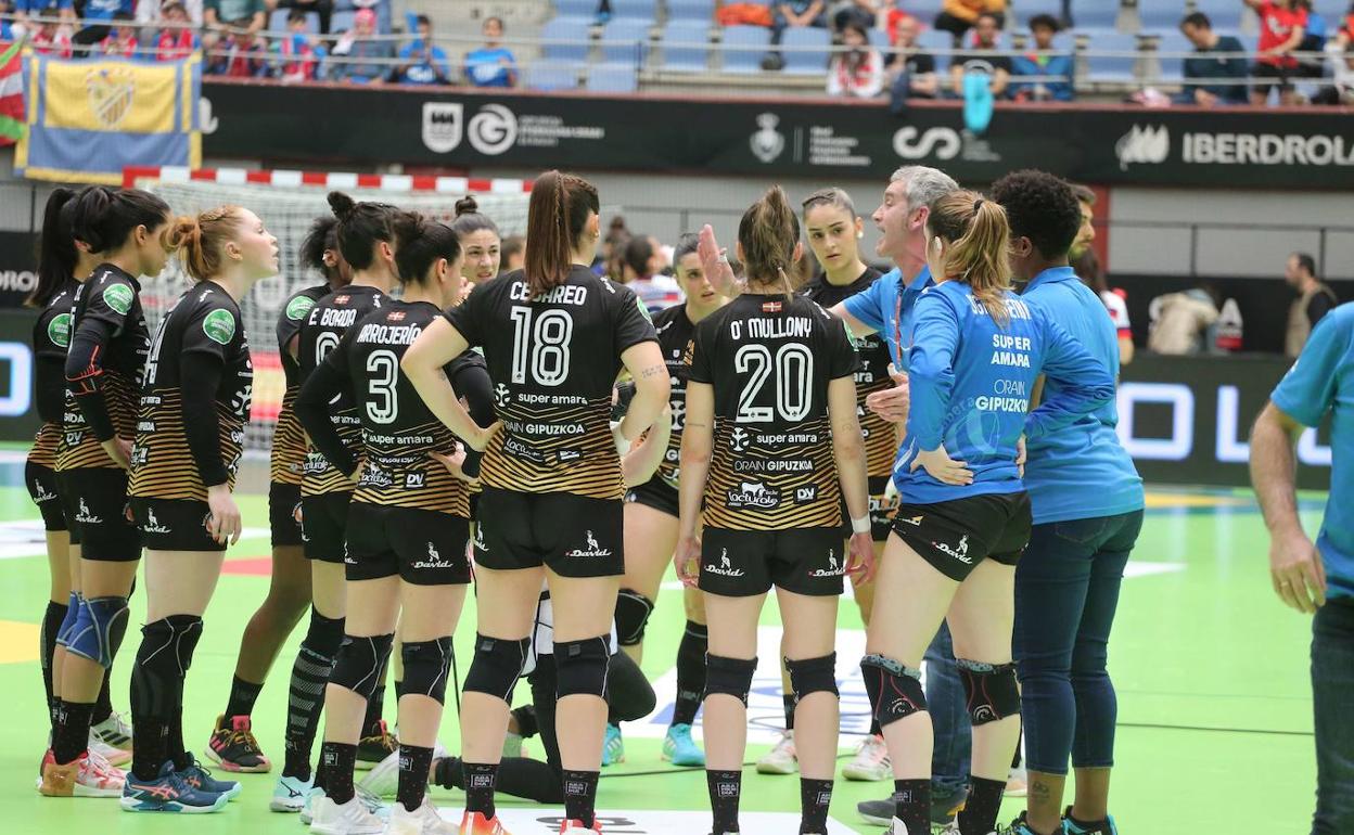 Imanol Álvarez da instrucciones a sus jugadoras durante un partido. 