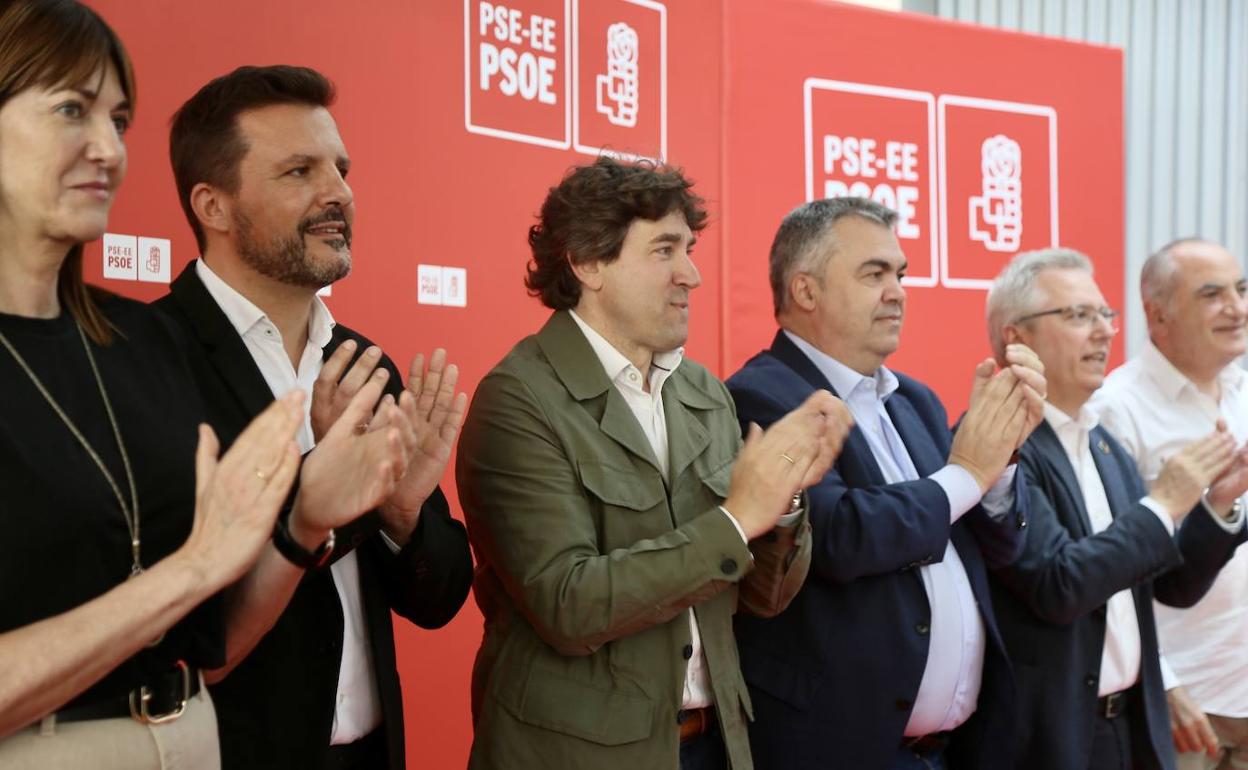 Cerdán, junto a Mendia, Valdivia, Andueza, Asensio y Arriola en la inauguración de la nueva Casa del Pueblo de los socialistas en Lasarte-Oria.