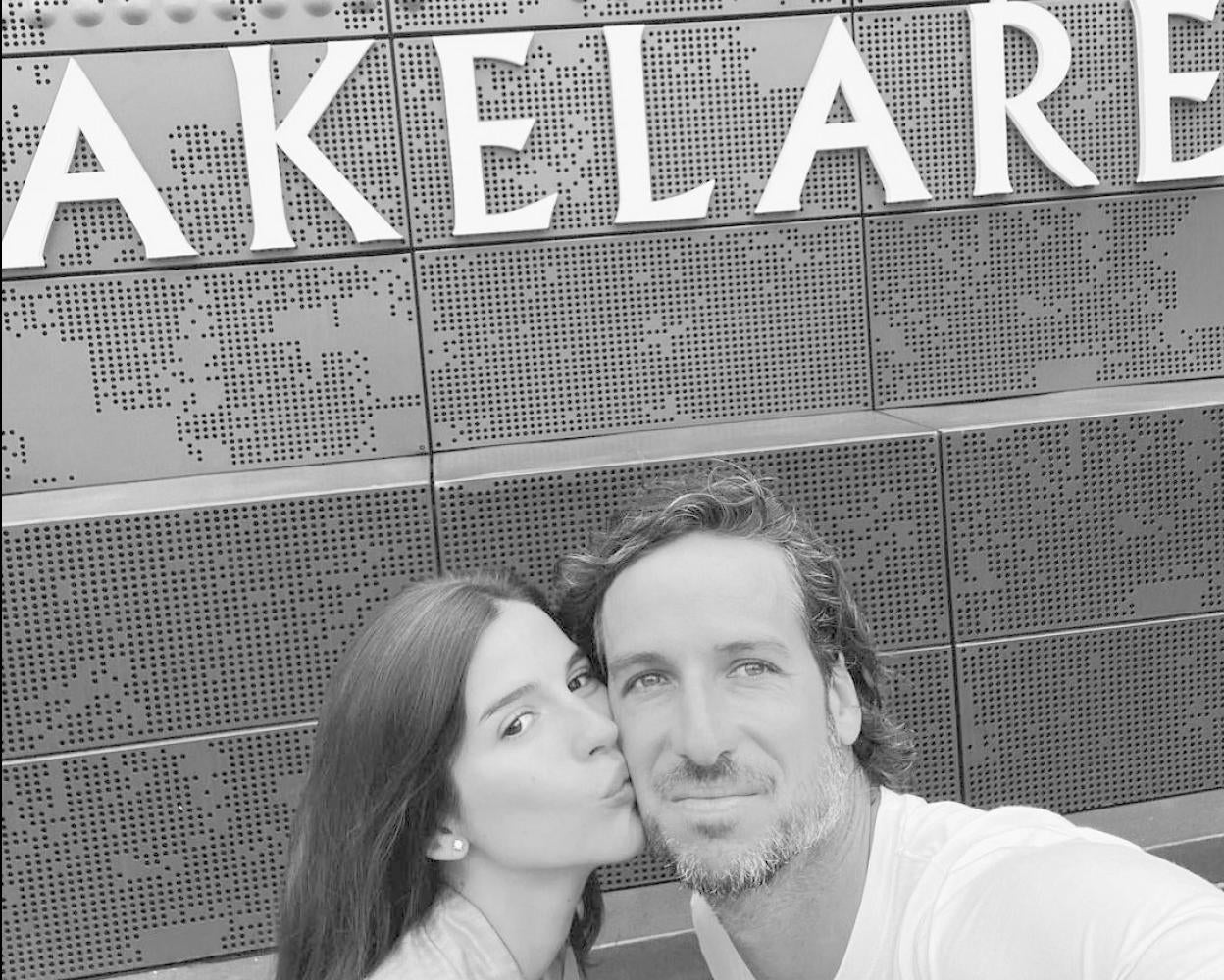 Feliciano López y Sandra Gago se besan ante el hotel de San Sebastián al que se han escapado