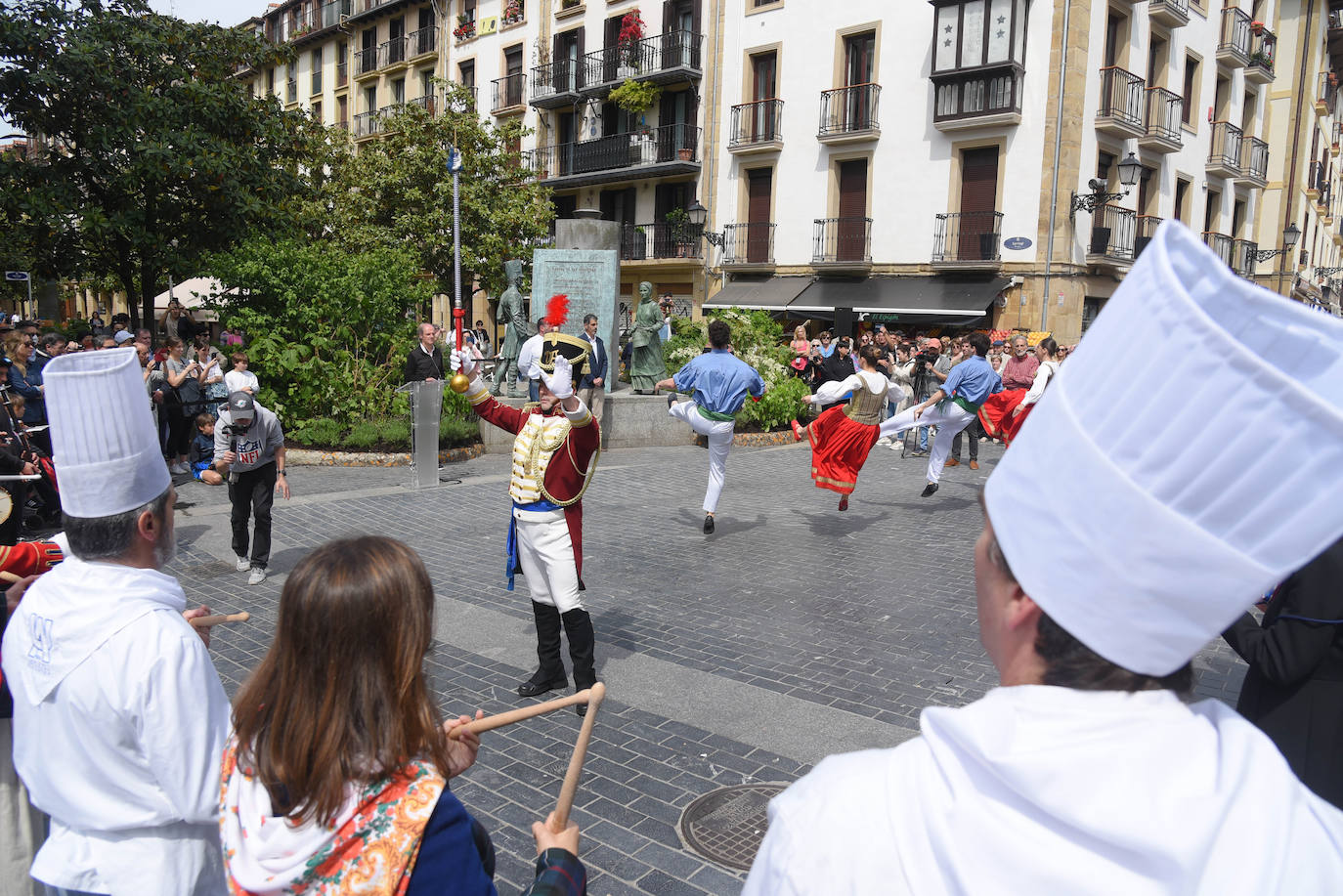 La tamborrada de la Unión Artesana y los dantzaris de Kresala, durante el acto de inauguración de 'Aguadora', ayer en la plaza Sarriegi.