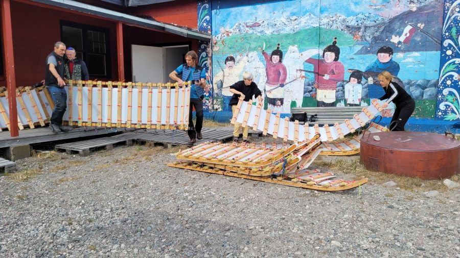 Preparando el trineo para llevarlo al angar. 