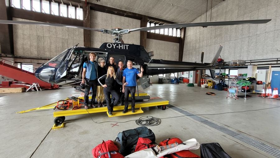 Los seis con el helicóptero. 