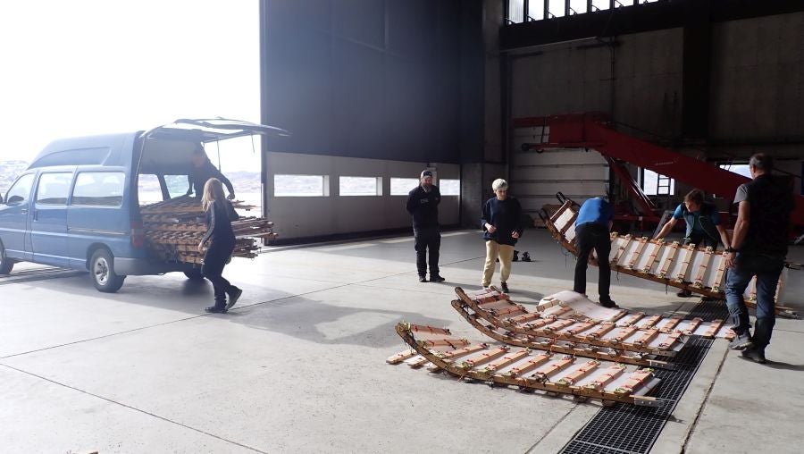 Descargando el trineo en el angar. 