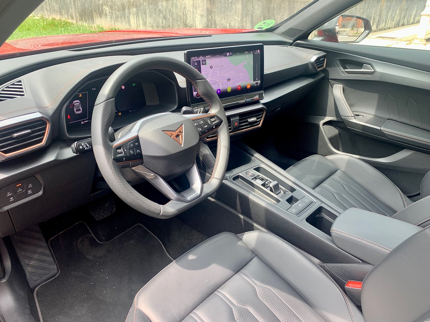 Interior del puesto de conducción con todo a mano para su correcto manejo 