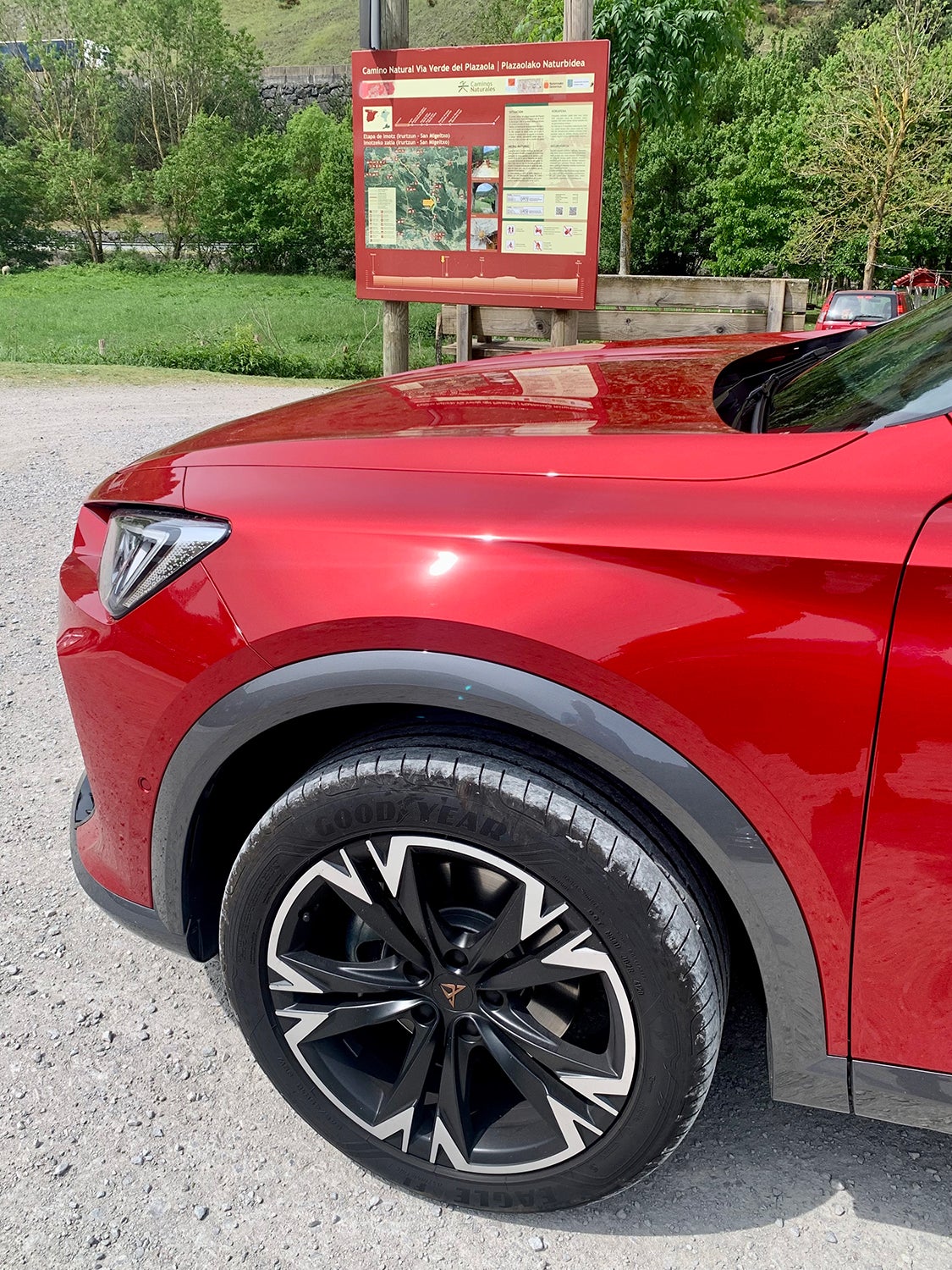 Detalle de la llanta y letrero que muestra el recorrido del tren del Plazaola, ahora via verde ciclista