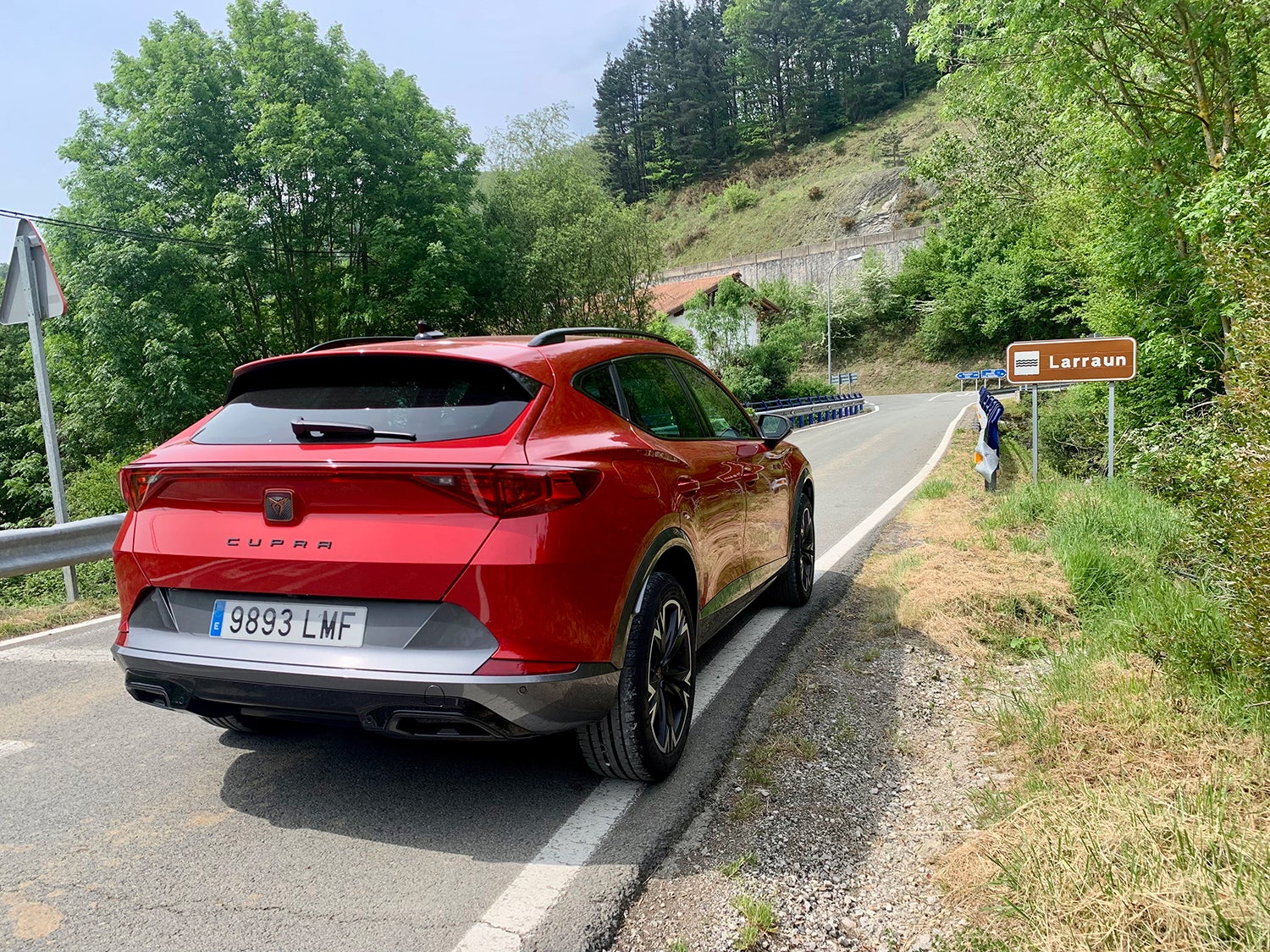 Trasera del Cupra Formentor atravesando el rio Larraun