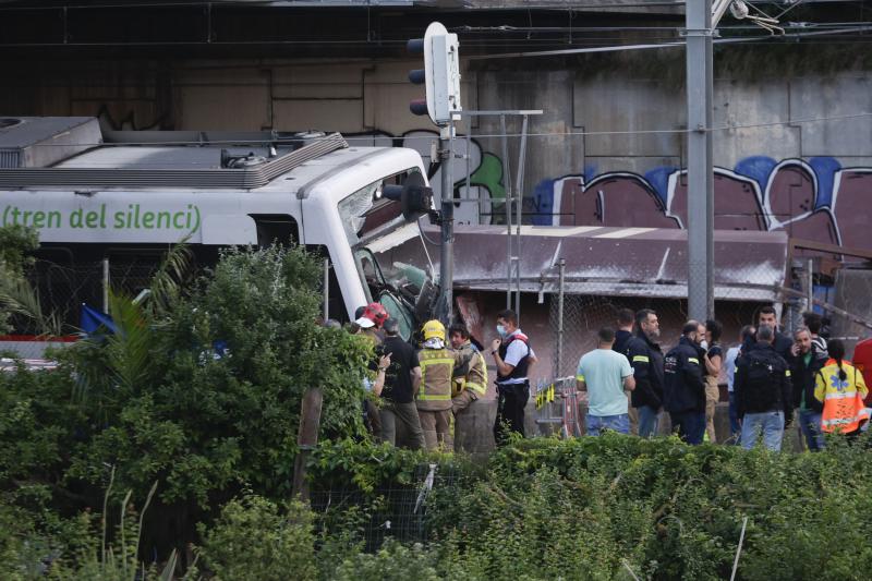 Los servicios de emergencia trabajan en el lugar del accidente.