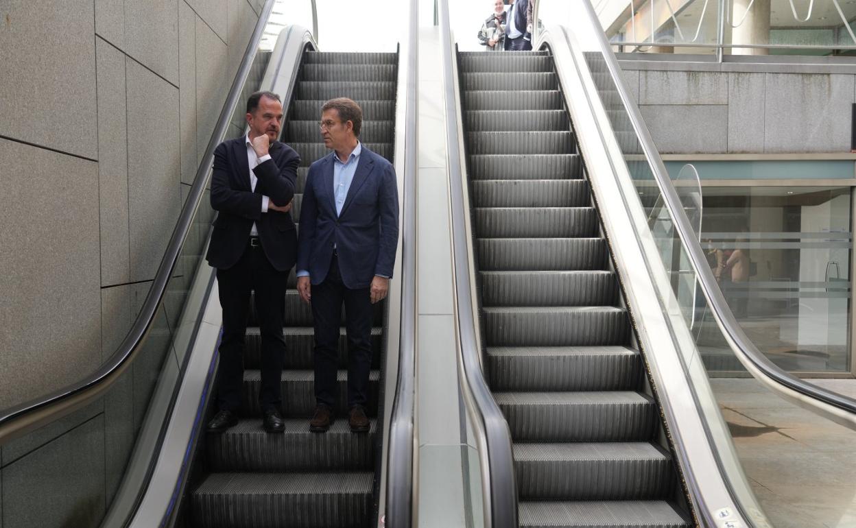 Carlos Iturgaiz y Alberto Núñez Feijóo entrando en el Euskalduna el pasado 24 de marzo. 