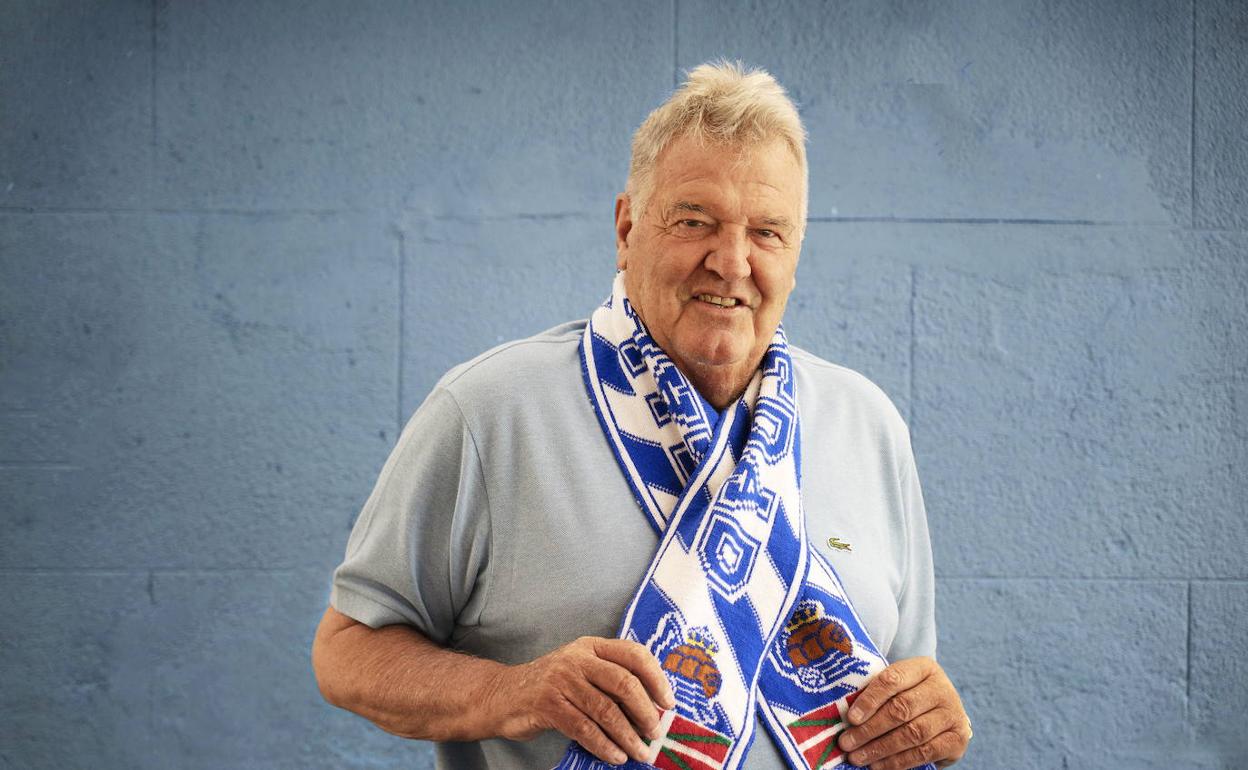 John Benjamin Toshack posa en Barcelona con una bufanda de la Real Sociedad.