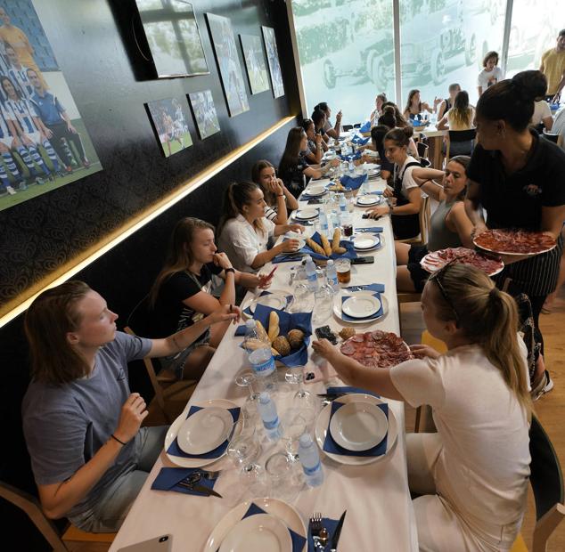 Las jugadoras de la Real Sociedad brindan por los éxitos conseguidos. 