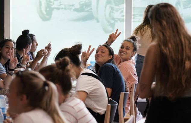 Las jugadoras de la Real Sociedad brindan por los éxitos conseguidos. 