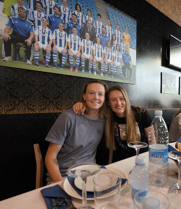 Las jugadoras de la Real Sociedad brindan por los éxitos conseguidos. 