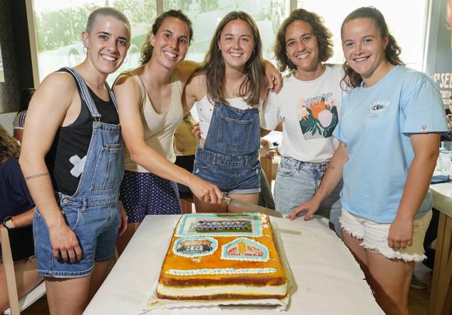 Las jugadoras de la Real Sociedad brindan por los éxitos conseguidos. 