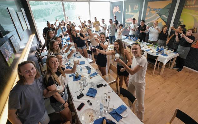 Las jugadoras de la Real Sociedad brindan por los éxitos conseguidos. 