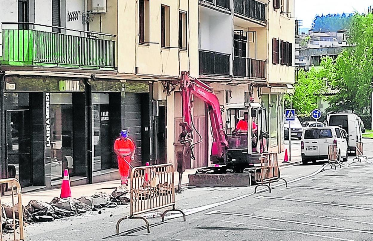 Antes de asfaltar, se están realizando labores en las cunetas. 