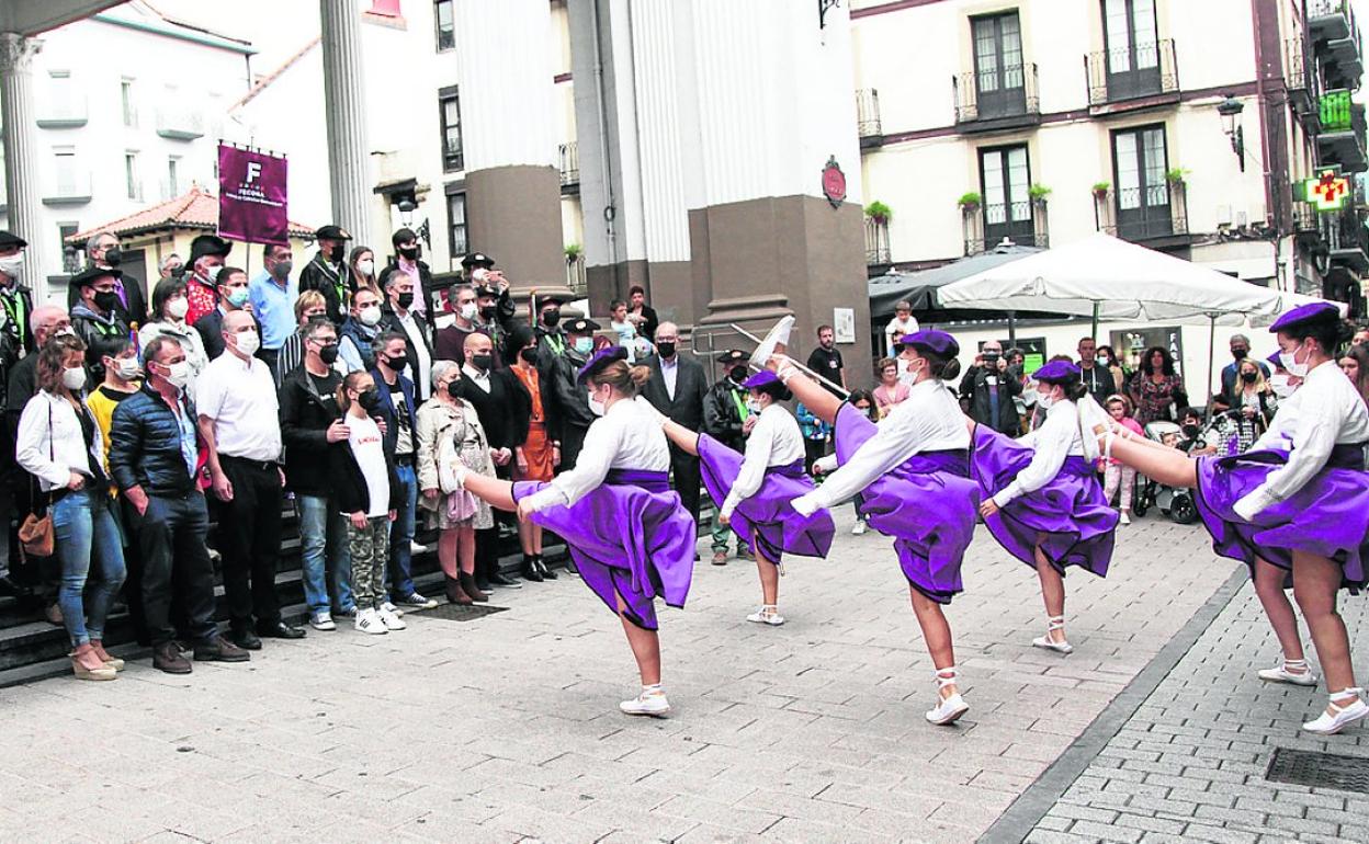 Tras el desfile y el aurresku de bienvenida, la foto de familia tendrá lugar en la plaza. 