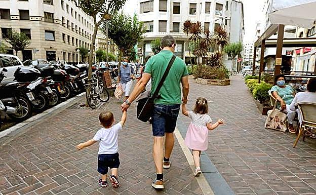 Euskadi contará desde 2023 con una ayuda directa de 200 euros al mes por hijo hasta los tres años