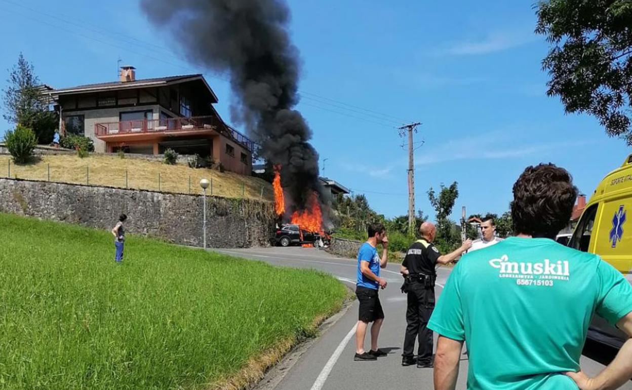 El coche que ha sufrido el accidente de tráfico en Oiartzun hoy