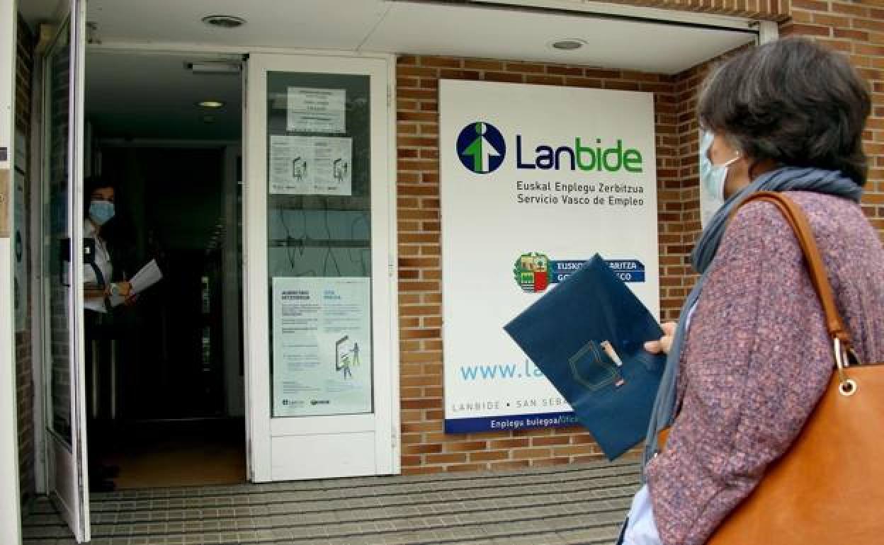 Una mujer se dirige a una oficina de Lanbide. 