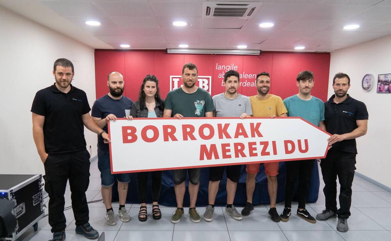 Miembros de LAB y trabajadores, en la comparecencia de hoy en Donostia. 