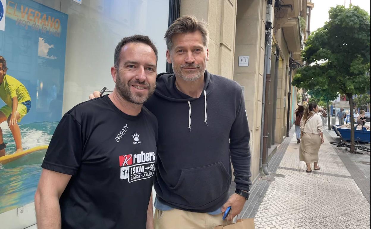 Nikolaj Coster-Waldau, conocido por su papel de Jamie Lannister en la serie Juego de Tronos de HBO, este miércoles en San Sebastián con Mikel Huarte, periodista de Irun. 
