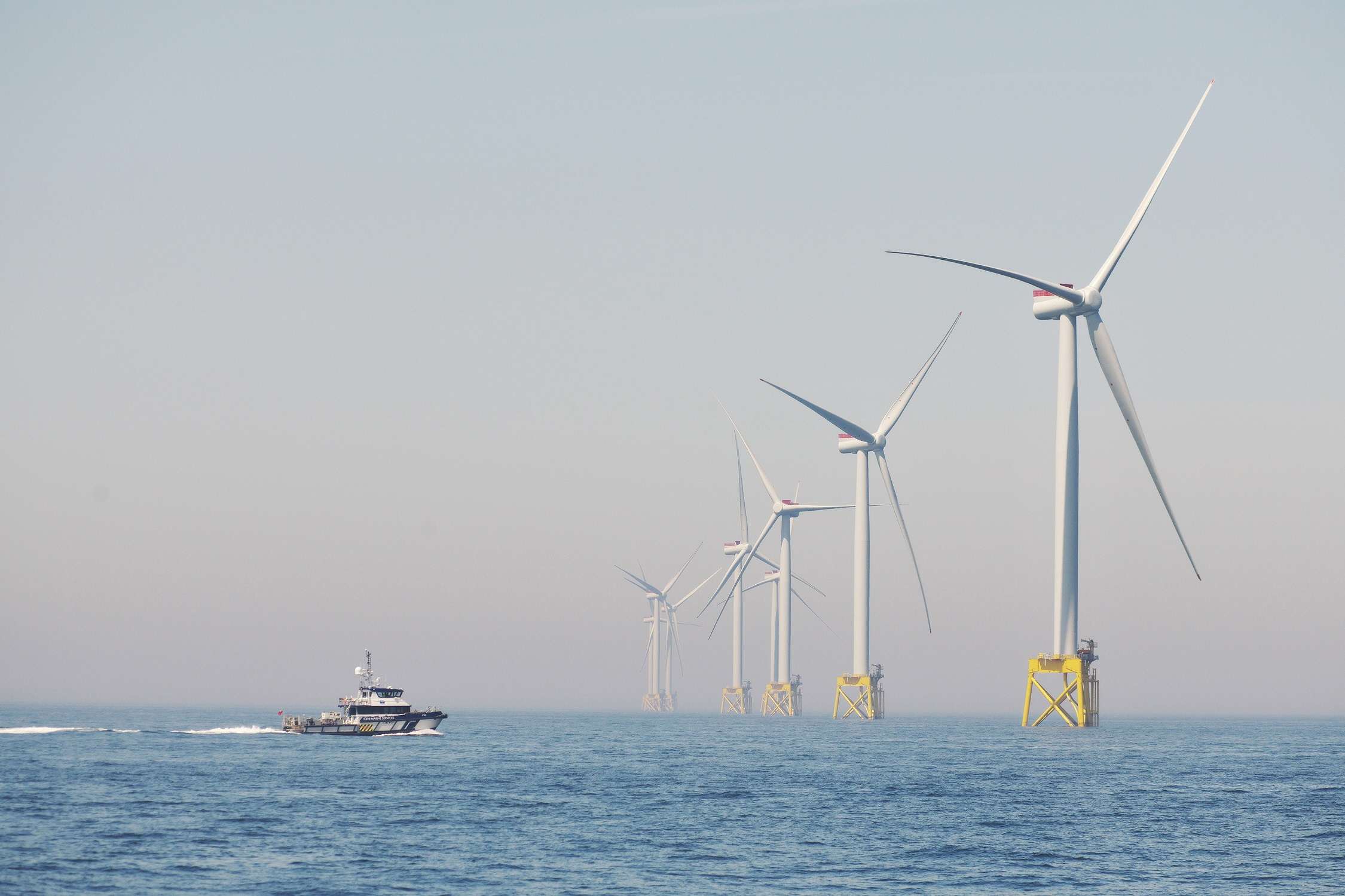 Parke eoliko bat Eskoziako itsasoan. 