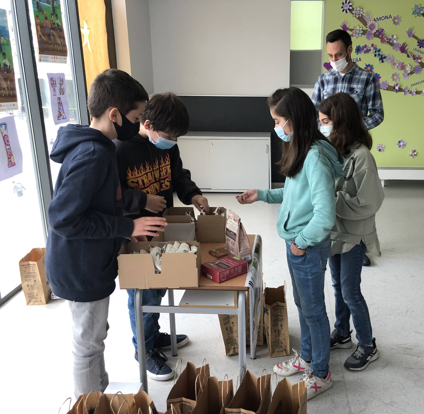 Los alumnos, colaborando en el proyecto Proyde-Proega.