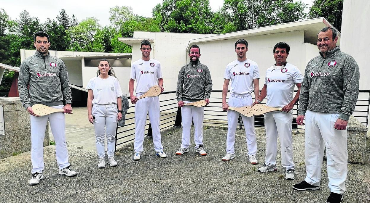 La escuadra azkoitiarra de paleta goma, en la presentación realizada en los frontones Oteiza. 