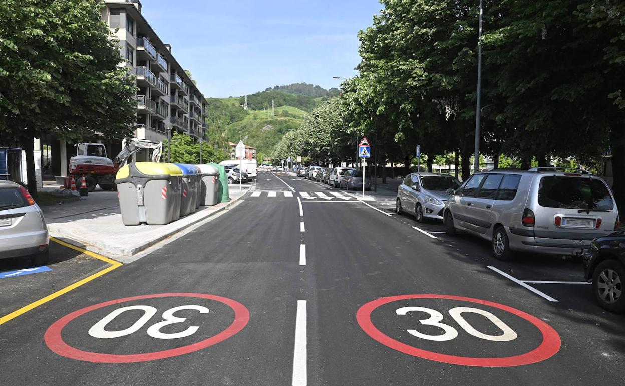 Se han construido y elevado pasos para peatones y ensanchado las aceras. 