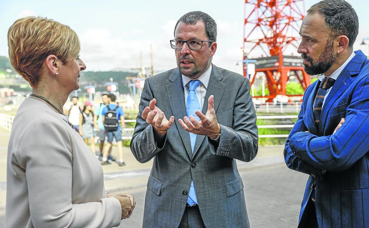 El secretario general de Industria, Raúl Blanco, en el centro, junto a Arantxa Tapia y Denis Itxaso. 