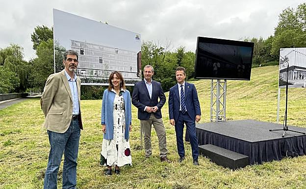 Eneko Goia, Eva Ferreria, Markel Olano y Jokin Bildarratz, este jueves en el campus de la UPV/EHU de Ibaeta.