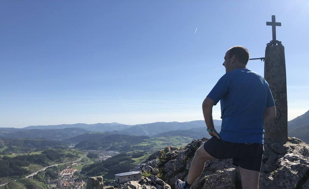 Josu disfruta de la espectacular panorámica desde la cumbre de Aitzorrotz