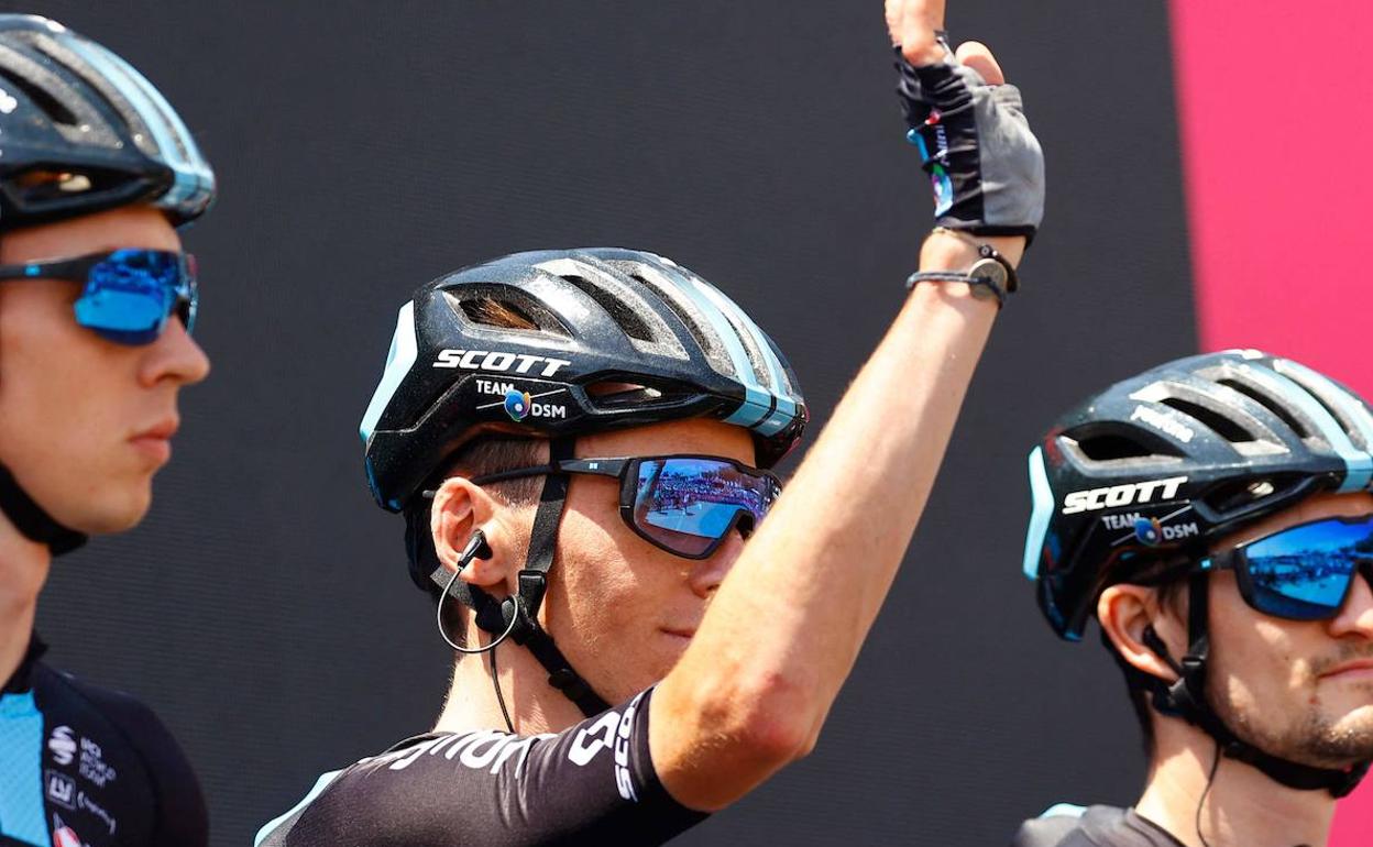 Romain Bardet saluda al público, ayer antes de la salida en San Remo. 