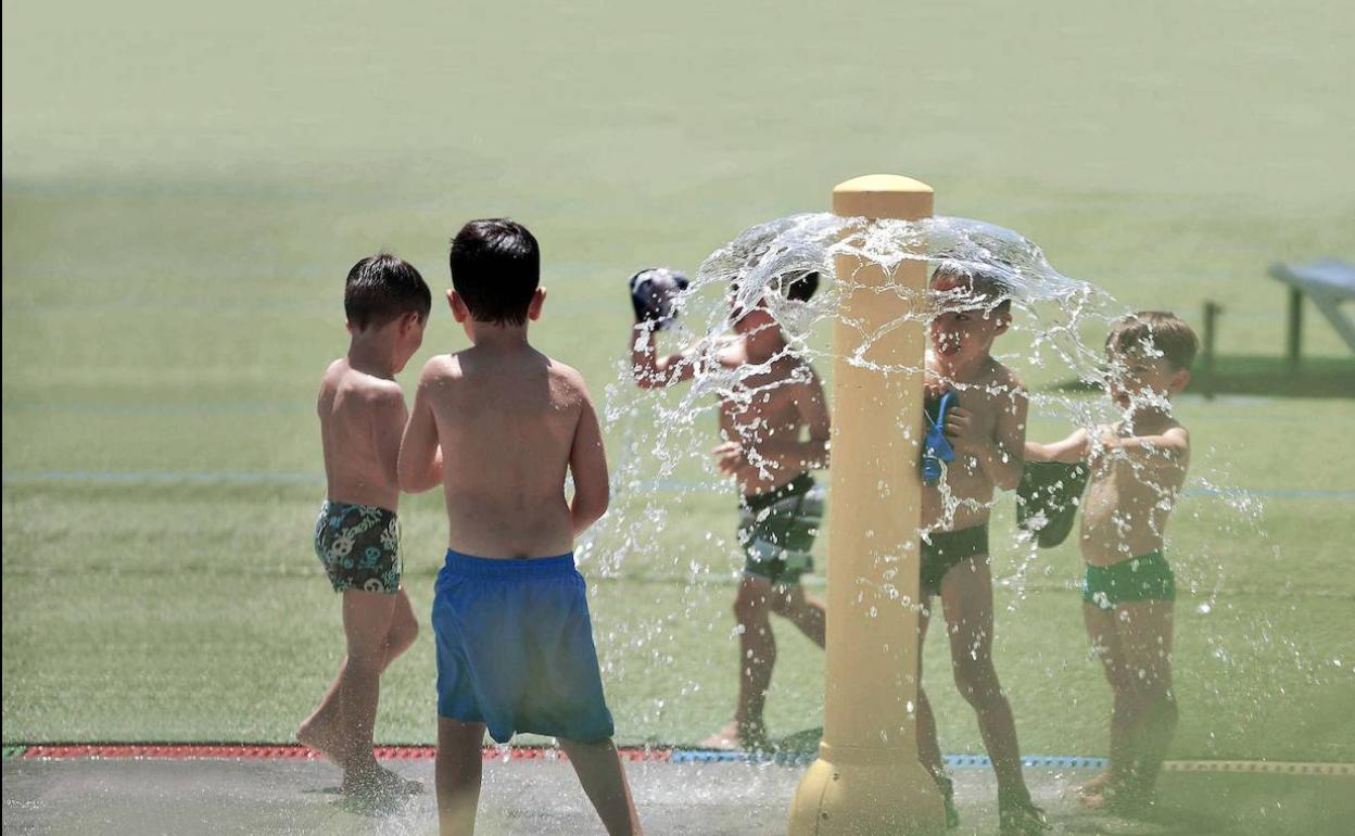 Para combatir el calor, conviene mantener el cuerpo hidratado y nada mejor para ello que beber agua fresca de las fuentes, como esta de Tolosa