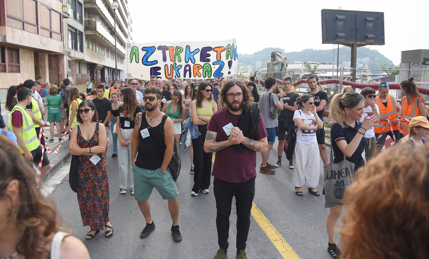 Fotos: Miles de personas reivindican por las calles de Donostia el uso del euskera