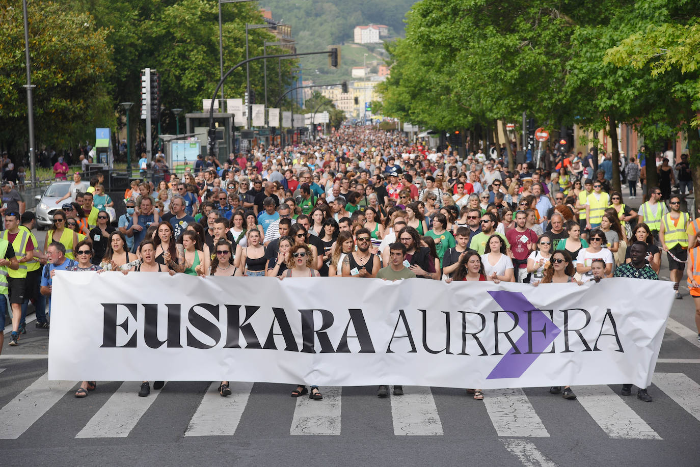 Fotos: Miles de personas reivindican por las calles de Donostia el uso del euskera