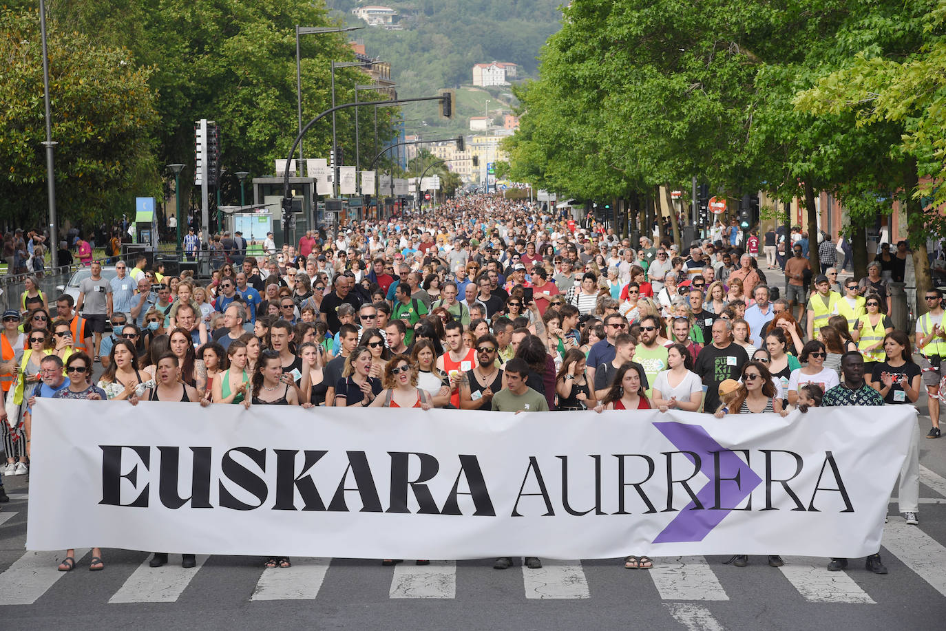 Fotos: Miles de personas reivindican por las calles de Donostia el uso del euskera