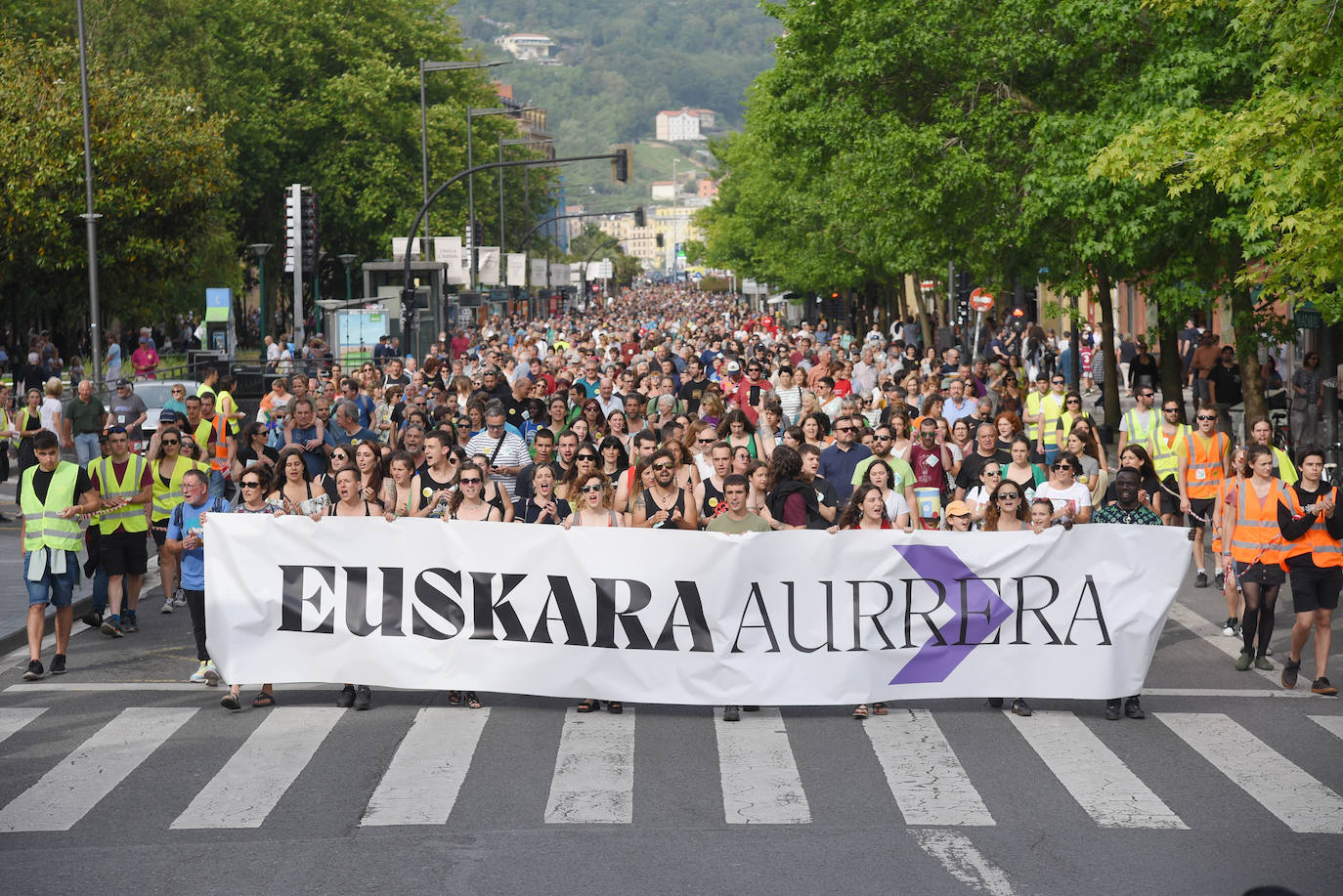 Fotos: Miles de personas reivindican por las calles de Donostia el uso del euskera