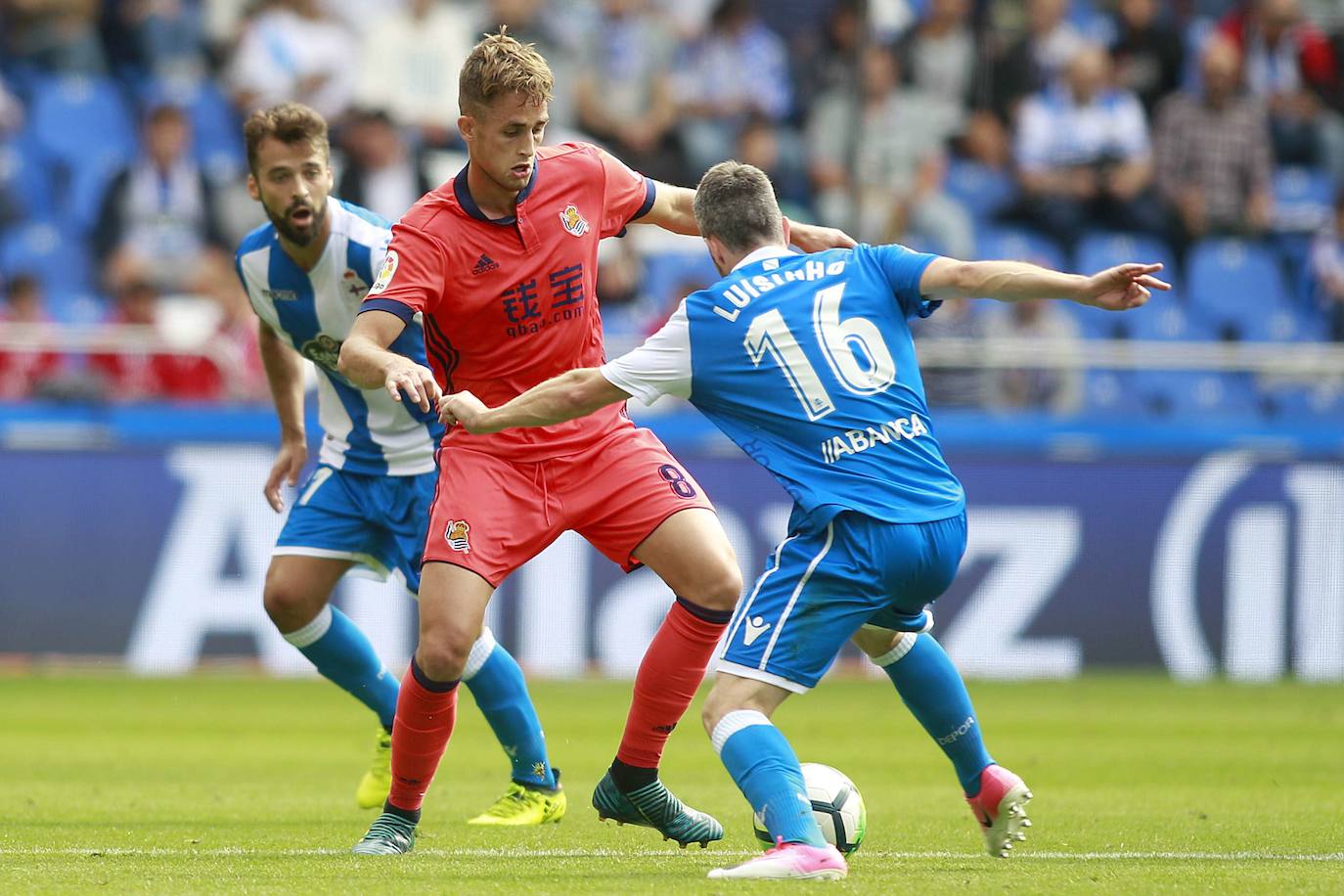 Januzaj debutó como txuri-urdin el 10 de septiembre de 2017 en Riazor ante el Deportivo. Era la tercera jornada de liga.